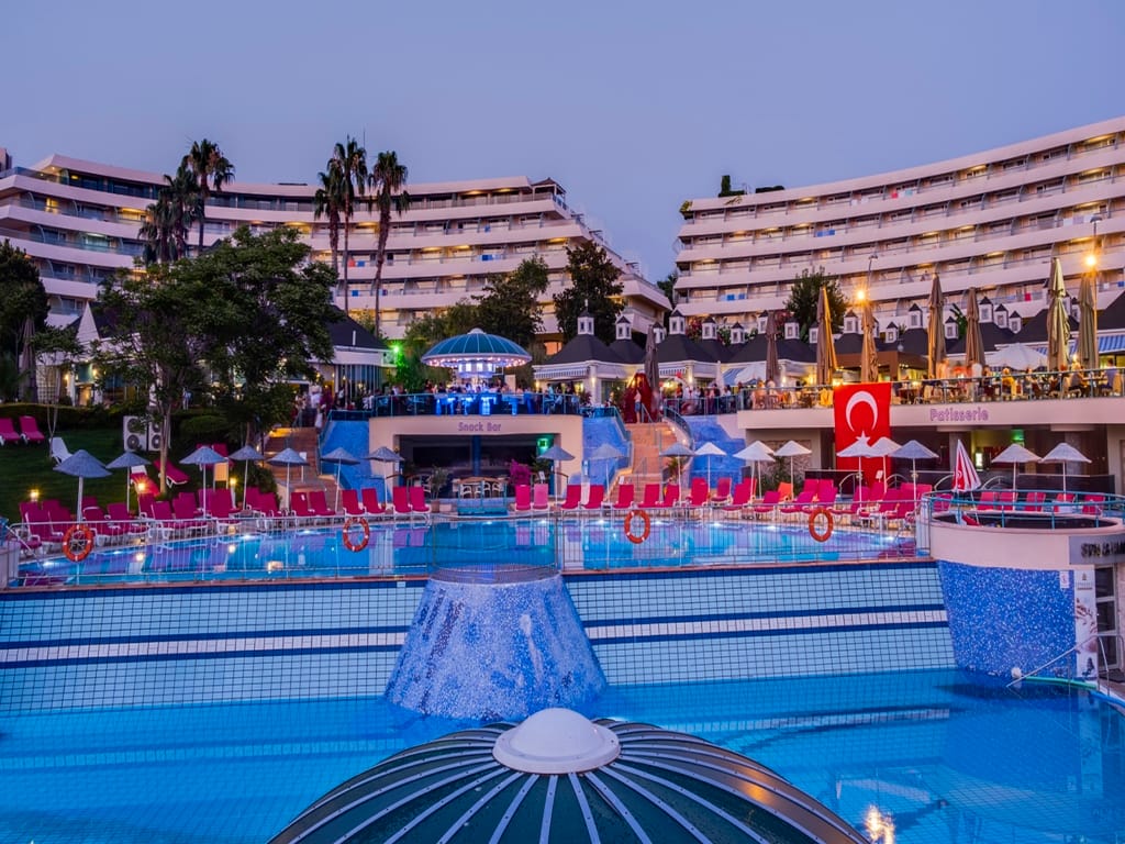 THE GRAND BLUESKY HOTEL****